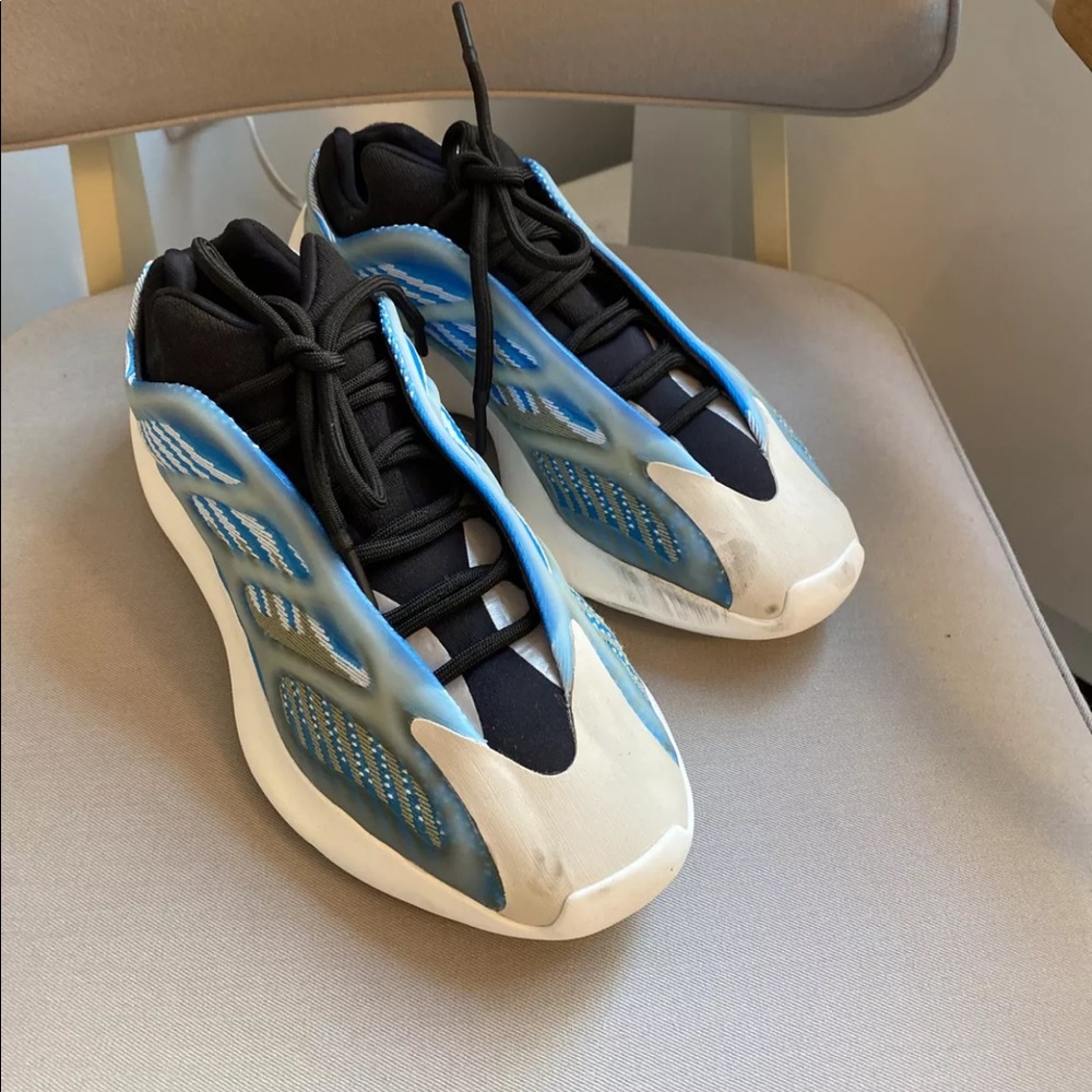 yeezy 700 v3 arzareth size 9 Pre-owned